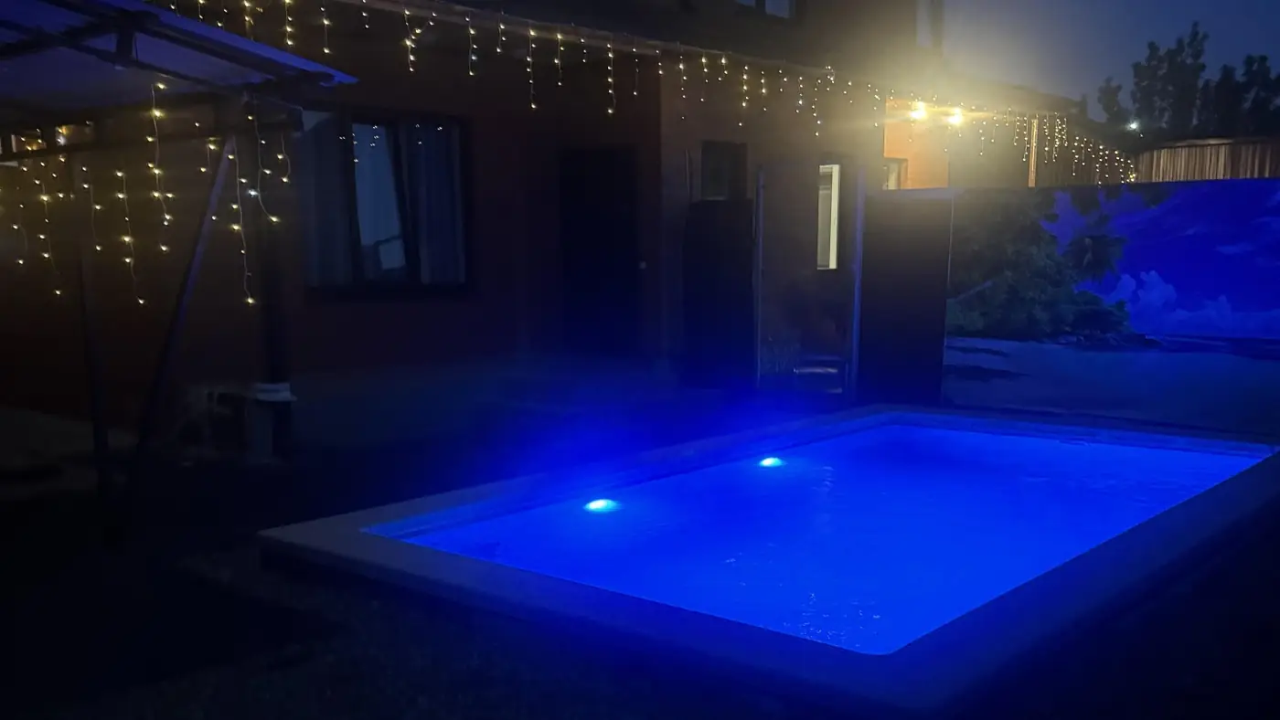 Подсвеченный бассейн вечером